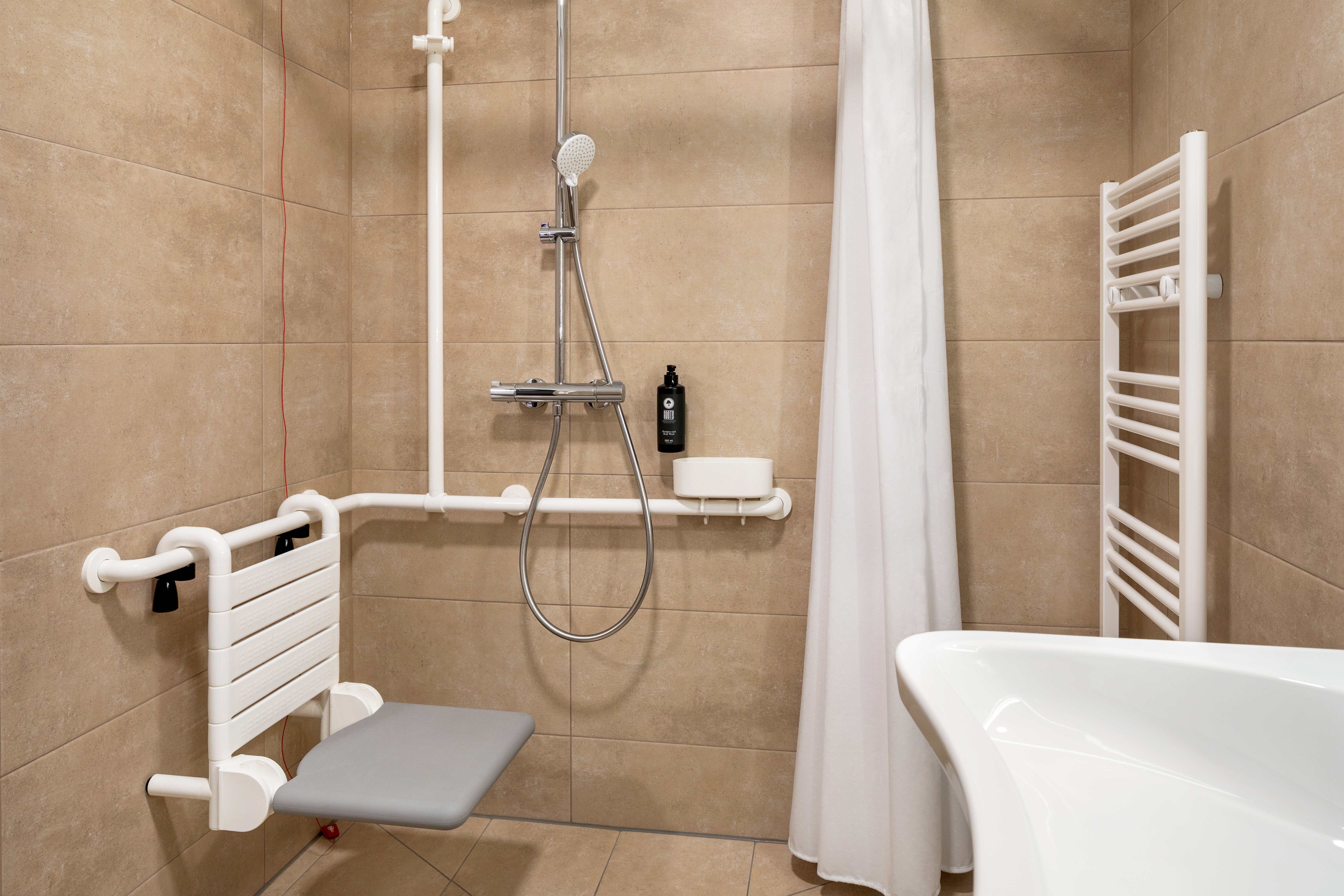 Amedia_Express_Graz_Airpor_Accessible_Bathroom